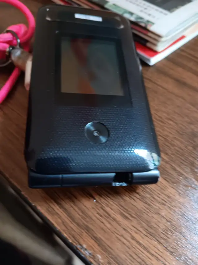 ZTE Cymbal 2 flip phone. See broken part. Works very good. in Other in City of Toronto - Image 3