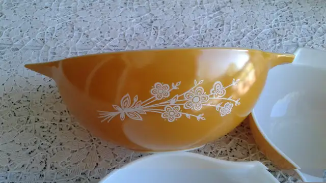 Vintage Pyrex Cinderella Mixing Bowls In Classic Butterfly Gold in Kitchen & Dining Wares in New Glasgow - Image 5
