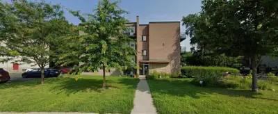 St-Lambert 4-1/2 Logement lumineux. Immeuble tranquille et bien entretenu, buanderie dans le bâtimen...