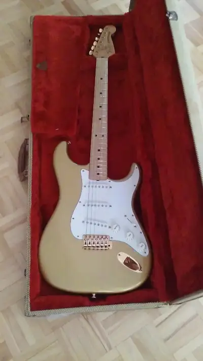 Dan Smith Gold on Gold made in USA Fender Stratocaster with case. Very good condition . Serious only...