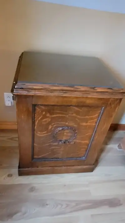 Machine à coudre antique dans un meuble en chêne maillé de marque New Williams, fonctionnelle avec t...