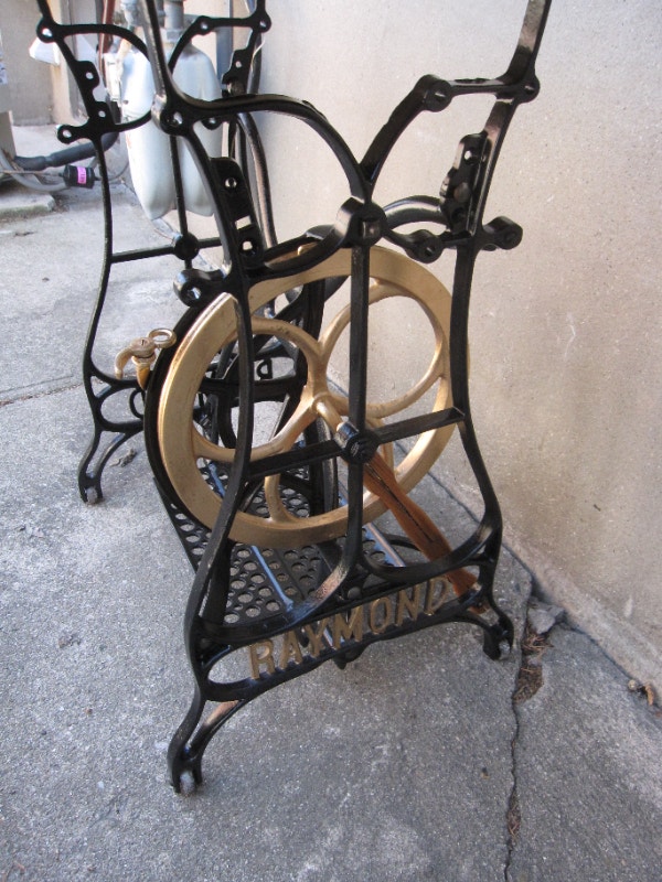 LIVE EDGE SPALTED MAPLE TABLE ON CAST IRON SEWING MACHINE BASE Arts