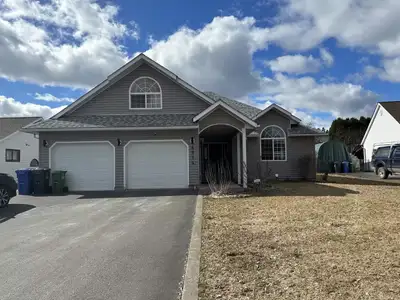 House for rent in the Bench area with 3 bedrooms, 3 bathrooms and an attic/hobby room. Close to Upla...