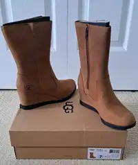 Brand New UGG W Joely size 6-7  boots.