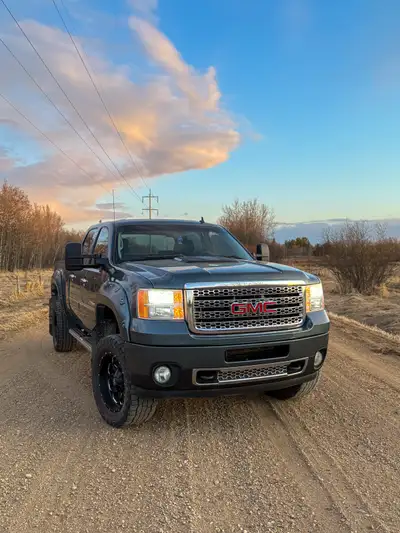 2011 gmc Denali HD duramax egr delete, tuned, Fass fuel pump, air bags and camper tie down bars Call...