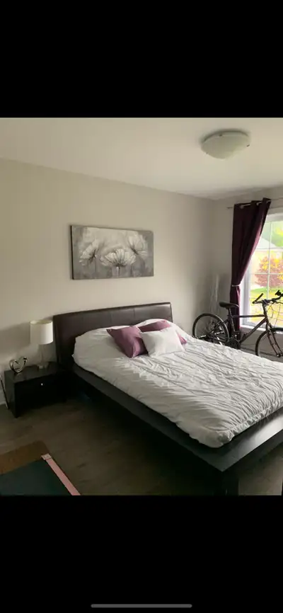 Mobilier de chambre a coucher de couleur expresso avec tete de lit en cuir comprend le lit une table...