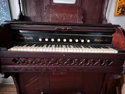 Lovely conversation piece but not for playing - many keys don’t work. Come get it, must bring help....