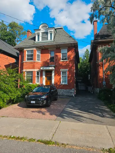 $2200/m First floor apartment downtown golden triangle