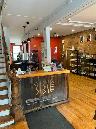 Beau local commercial sur 2 étages, rénové en 2016, au coin de St-Denis et Mt-Royal. L'endroit est t...
