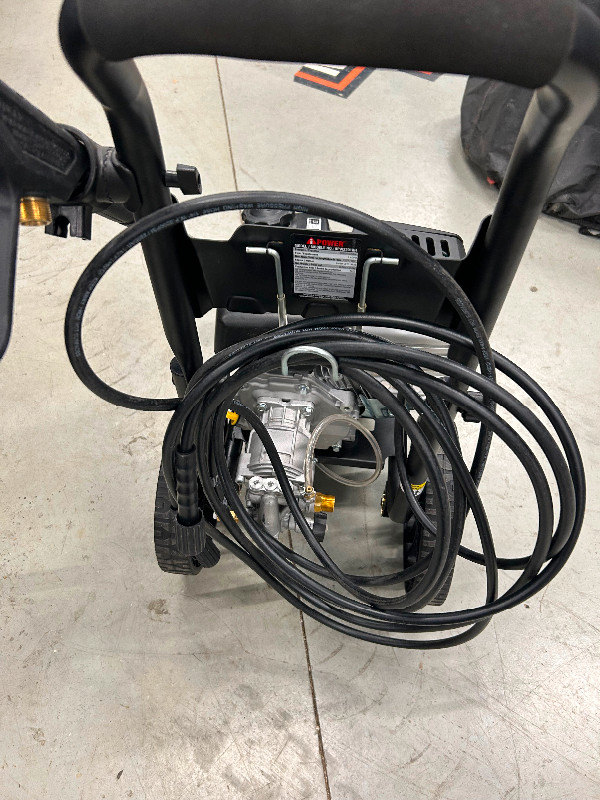 3200 psi, gas, powered pressure washer in Other in Hamilton - Image 3
