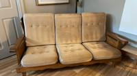 fauteuil berçant, sofa et petite table