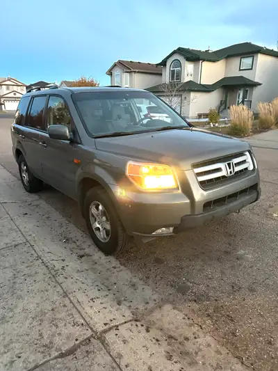 2008 Honda Pilot SE 3.5L V6 engine 330 km 4WD 8 passengers Clean Title DVD player New Battery New Br...