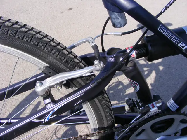 Vélo 26 po Infinity Mayhem, 21 vitesses, bleu. in Mountain in Laval / North Shore - Image 6