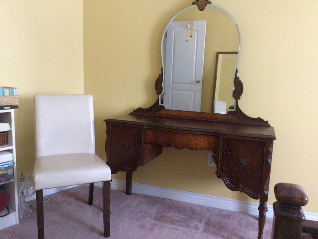 Mahogany bedroom vanity table in Dressers & Wardrobes in City of Halifax - Image 2