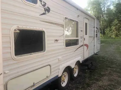 2004 Jayco holiday trailer 27 foot long in very good condition bumper hitch pole everything in good...