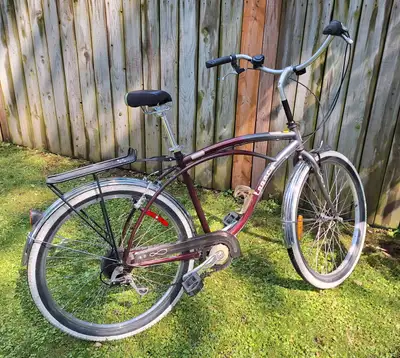 Vélo de ville de type hollandais. (7 vitesses) Bonne condition Une chambre à air de secours. Support...
