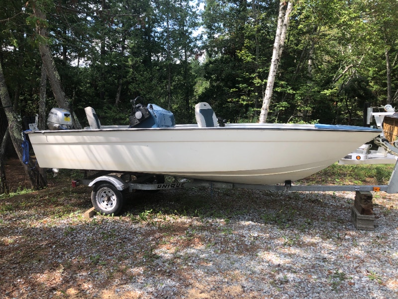 Boat and trailer for sale/ Bateau a vendre avec remorque Vedettes et