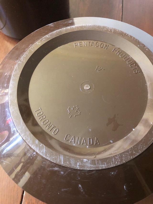 70s Large Plastic Hanging Brown Plant Pot Chain Decor in Arts & Collectibles in Calgary - Image 4