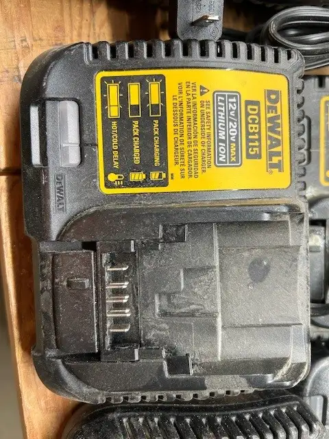 Dewalt battery charger in Power Tools in Brantford - Image 3