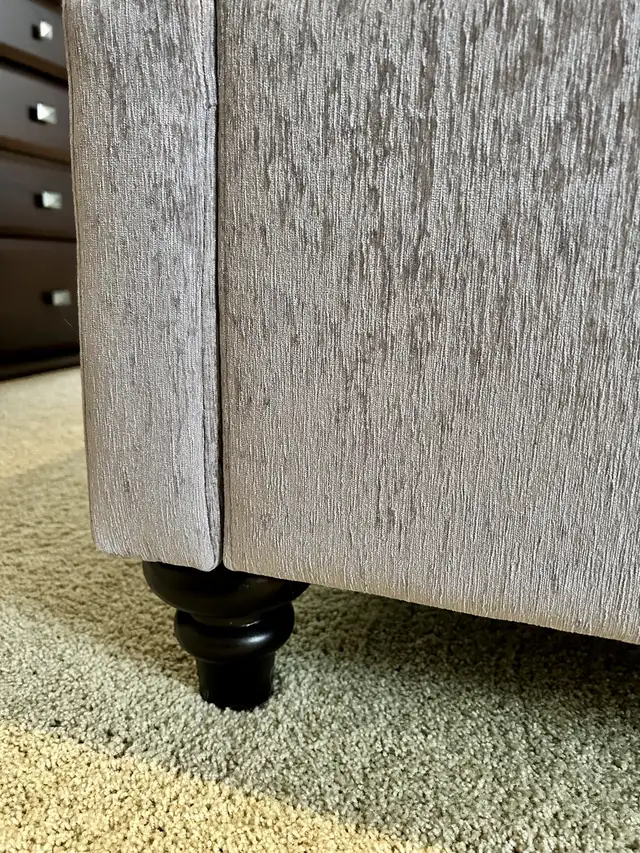 Elegant Light Grey Queen platform bed in mint condition in Beds & Mattresses in Parksville / Qualicum Beach - Image 5