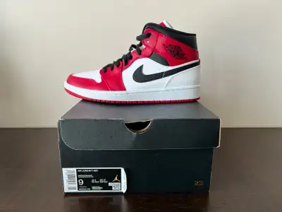 Air Jordan 1 Mid Chicago, View more