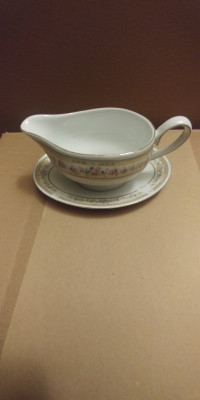 Gravy Boat with Saucer 