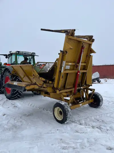 Hay buster bale processor 256x2 Works great new chain bars a year ago and set of new beaters and bus...