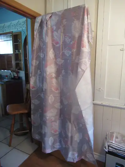 I HAVE SIX [6] CURTAINS LIGHTY USED SIZE 52" X 80" COLOUR GRAY AND PINK PRICE $40 FOR THE LOT