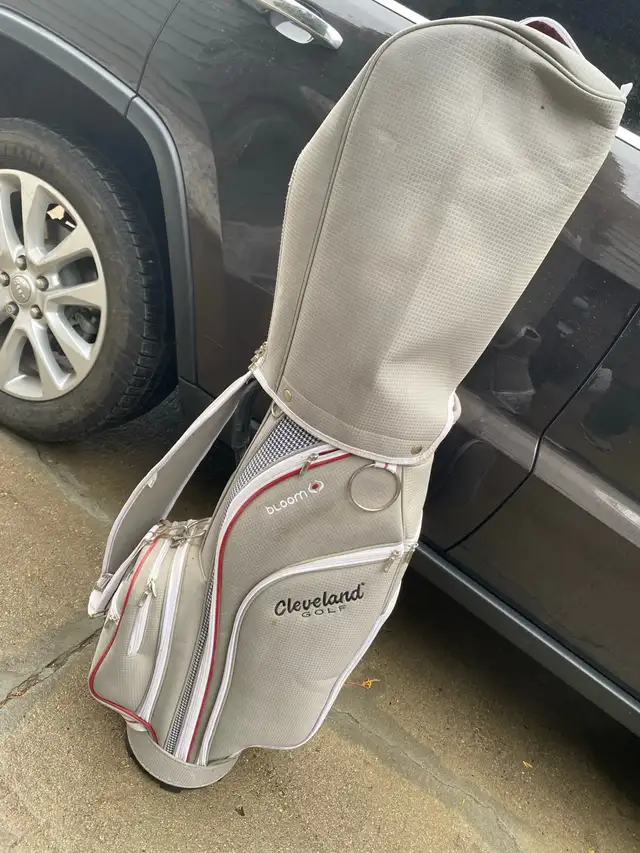 CLEVELAND BLOOM Golf Bag. Excellent condition. All zippers work in Golf in Saskatoon - Image 8