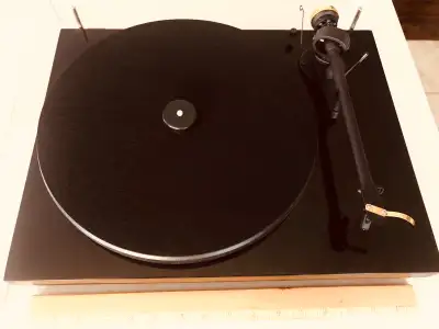 Table tournante Pro-Ject Début III « custom édition » Caractéristiques : * Bras de lecture en alumin...