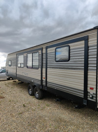 2018 33 " Forest River Cherokee Limited 304BH Holiday Trailer