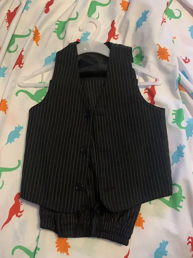 Boy's Black pinstripe 3-piece suit (2T) in Clothing - 2T in Calgary - Image 3