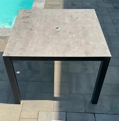 Table à manger pour 4 Cadre en aluminium et dessus en céramique Grandeur: 39’’ x 39’’ Excellent état...