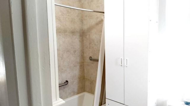 en face metro cartier laval 41/2 detache 3parking 4eletromenage — photo 2