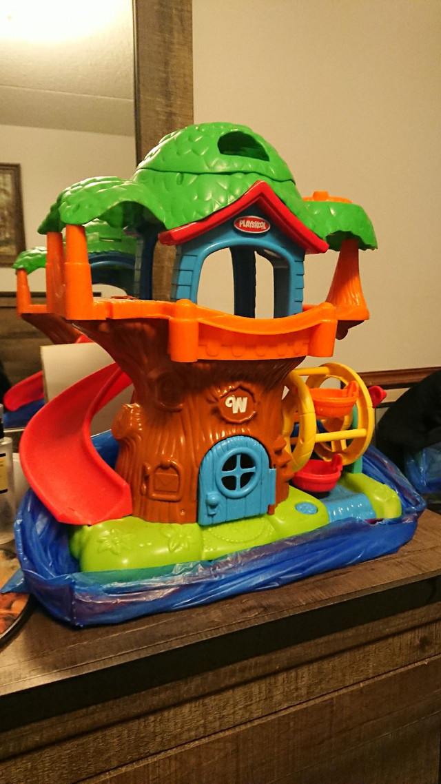 Weebles Wooble Playskool Musical Tree House Playset 2004 in Toys & Games in Thunder Bay