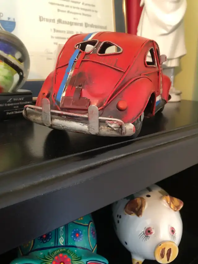 Retro 1963 Volkswagen Beetle metal decorative car in Other Parts & Accessories in City of Montréal - Image 4