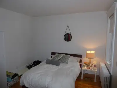 2e étage. 1300 p2. Calme et très lumineux. Superbe plancher bois franc. Hauts plafonds. Le cachet de...