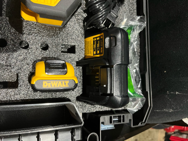 dewalt cordless 12 volt lazer kit in Power Tools in Barrie - Image 2