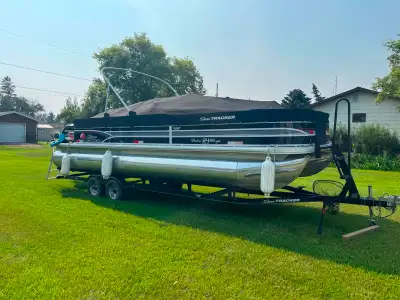- Excellent condition - Needs part of canopy - 2 fish tanks - Pop up washroom - Comes with Lowrance...