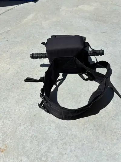 En excellent état non fumeur! Harnet pour sécuriser un enfant en moto derrière le conducteur. Se ven...