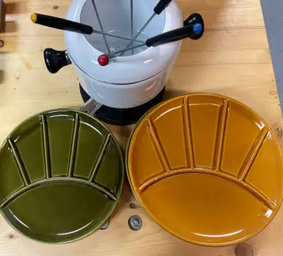 Plat à fondue et assiettes pour 6, View more