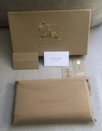 New Burberry Two-Tone Leather Authentic Zip around Unisex / Men