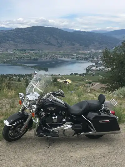 2018 Road King 50587 KM It’s a Great bike and in great shape. Milwaukee 8 107cu Has a stage one with...
