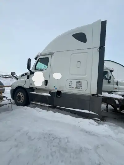 REPOSSESSED 2018 Freightliner Cascadia 12 Speed Auto. DETROIT DD15 505HP 3 WAY LOCKERS 12/40'S AXLE...