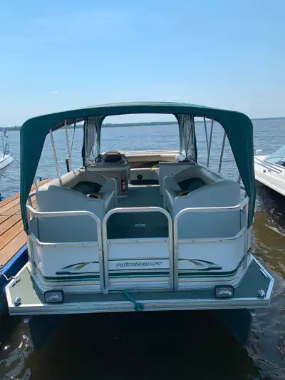 Pontoon / Ponton Princecraft Versailles 25 pieds / foot , toit campeur NEUF NEW complet , Johnson 70...
