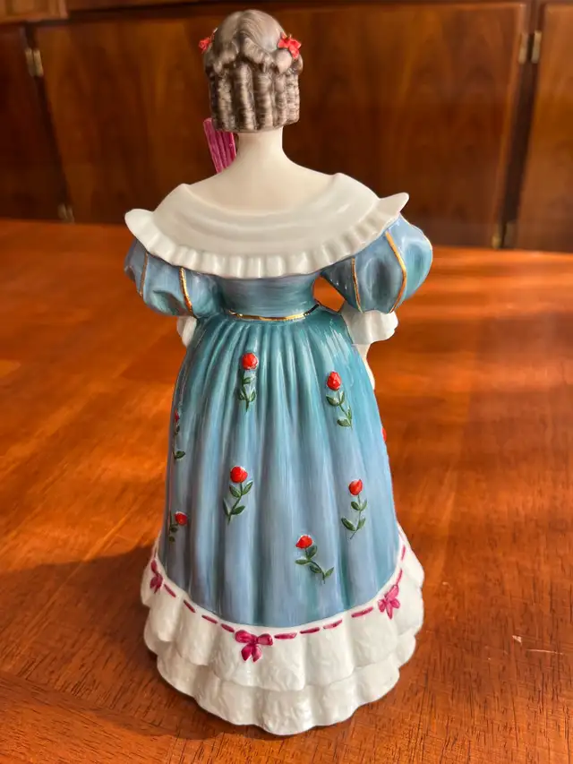 Coalport figurine ‘Laura Secord’ 8.5” tall in Arts & Collectibles in Guelph - Image 4