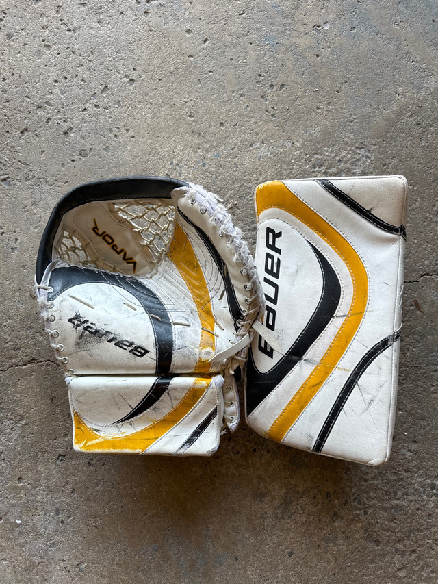 Goalie blocker and glove  dans Hockey  à Longueuil/Rive Sud