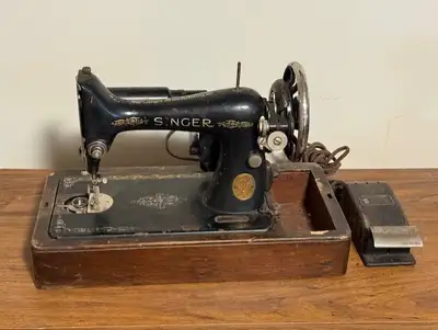 Vintage Singer Sewing Machine and Case. Circa 1930s