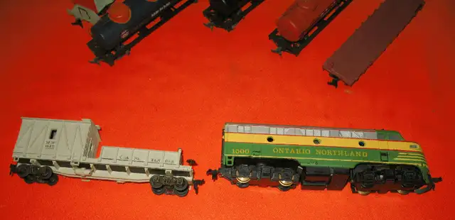 HO Scale Train Ontario Northern 1500 Diesel 6 Cars -Like New- in Arts & Collectibles in Edmonton - Image 7