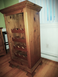 Cellier armoire antique en pin et poignées en excellent état.